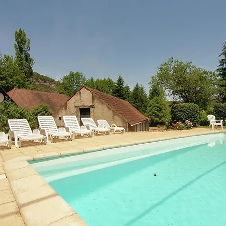 Holiday home Appealing In Vezac With Swimming Pool