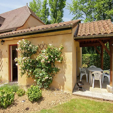 Holiday home Appealing In Vezac With Swimming Pool