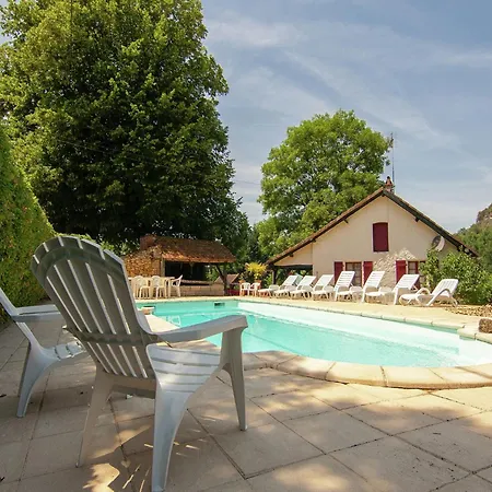 Appealing In Vezac With Swimming Pool בית נופש